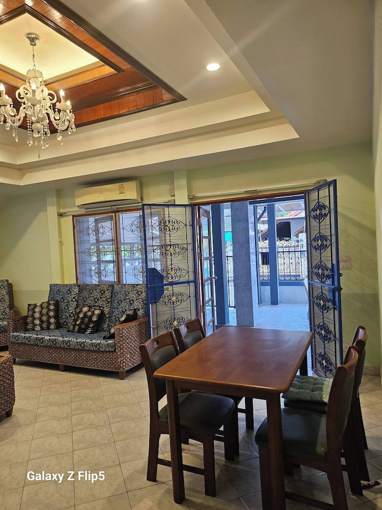 Room in Guest Room - Room 2 in a Superb House in Exceptional City Center view 2