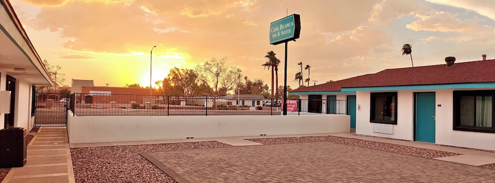 Casa Blanca Inn and Suites