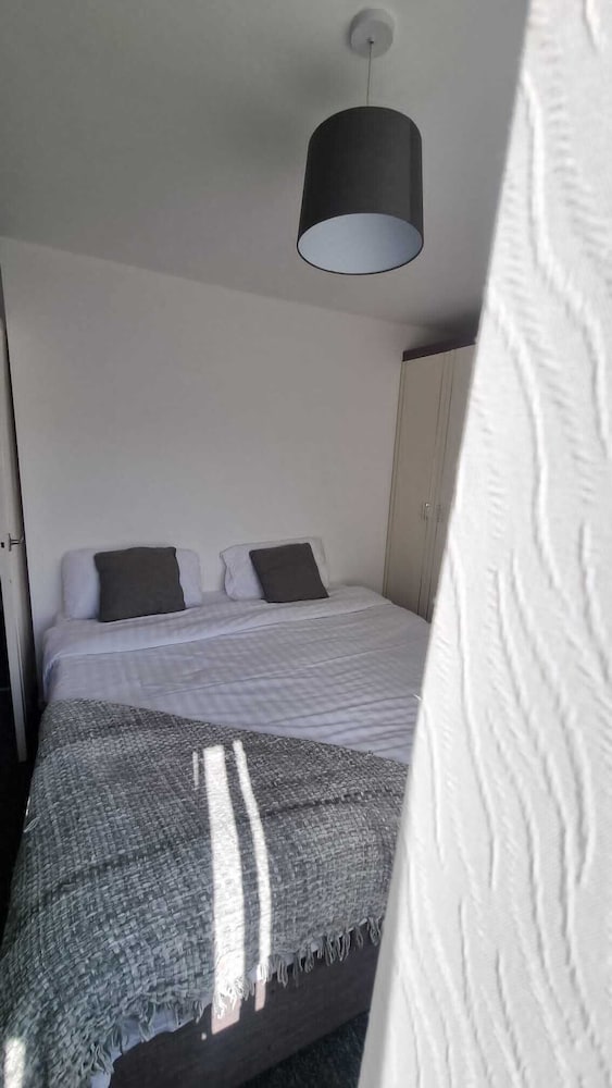 Doncaster-house-sleeps8-parking-garden