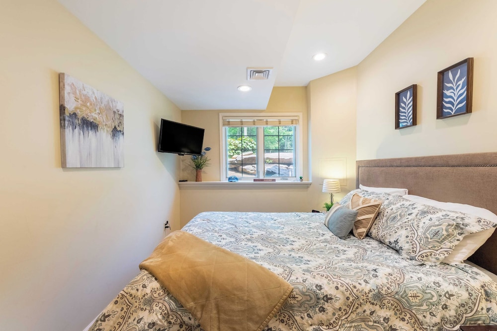 Highland Hideaway by Avantstay Group Poconos Retreat w/ Patio + Game Room