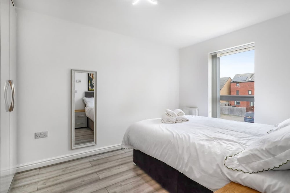 Fast Wi-fi Free Parking 10 Mins to City Centre