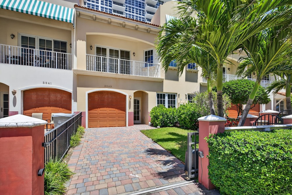 New Daisy Elegance Townhouse Steps From The Beach
