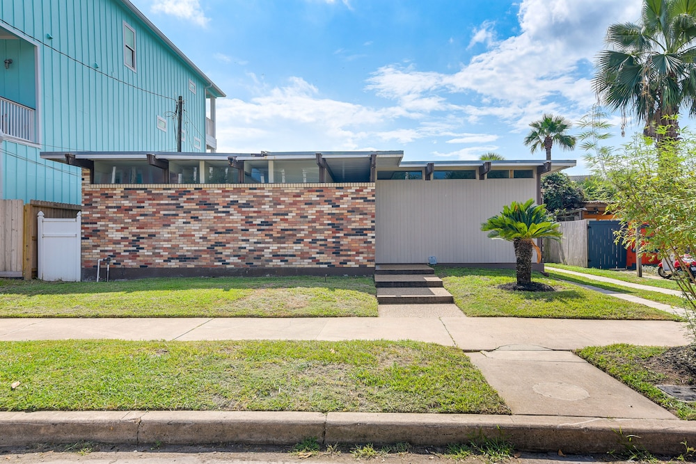 < 1 Mi to Pleasure Pier: Unit in Galveston!