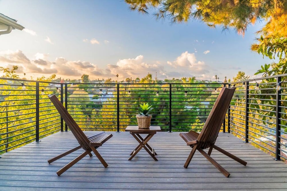 Stunning LA Luxury Retreat Ideal for Work or Play
