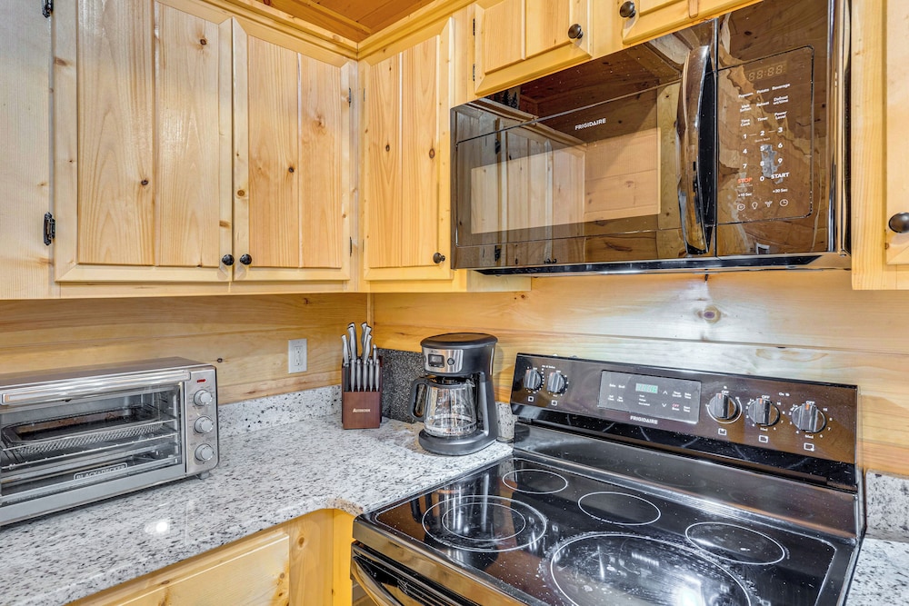 Romantic Log Cabin in the Smokies w/ Fire Pit!