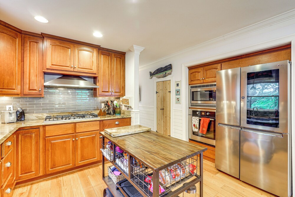 Walk to Beach: Gem w/ Pool & Spa in Isle of Palms!