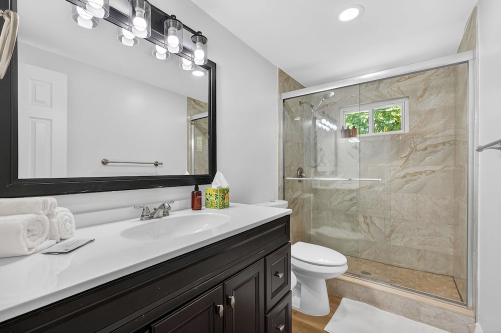 Luxury Meets Paradise Family-friendly 4BR w Pool