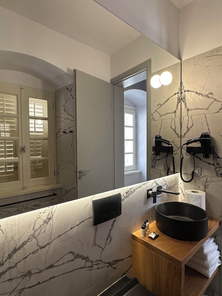 Amalie Suites