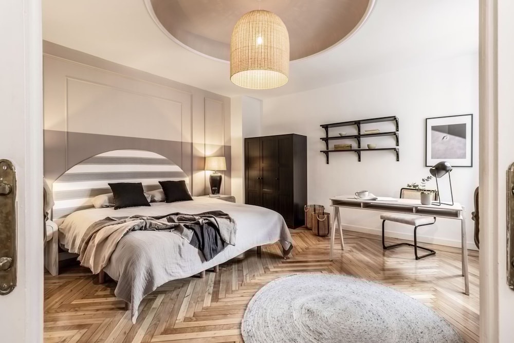 Real - 3 Bedroom and Terrace in Almagro