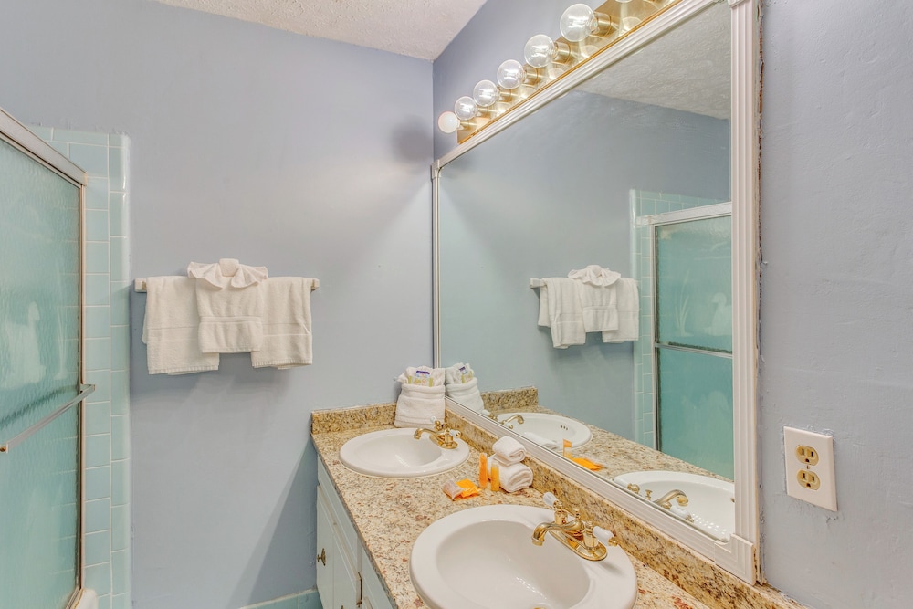Walk to Myrtle Beach: Townhome w/ Pool Access