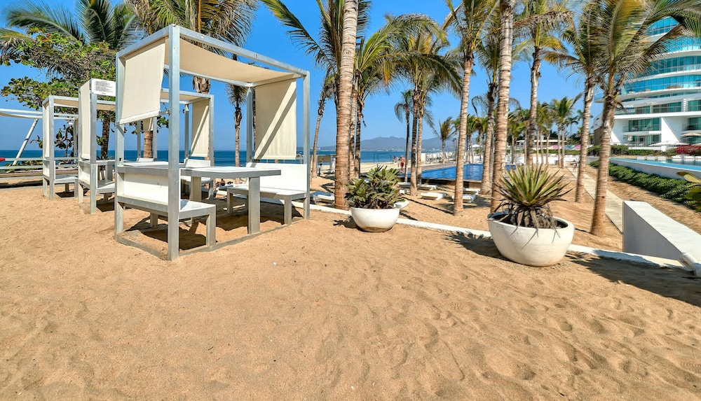 Beachfront 3BR Condo - Pool - Beach Club