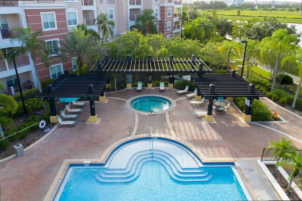 Spacious 2Bd Condo - Pool Hot Tub - Near I-drive