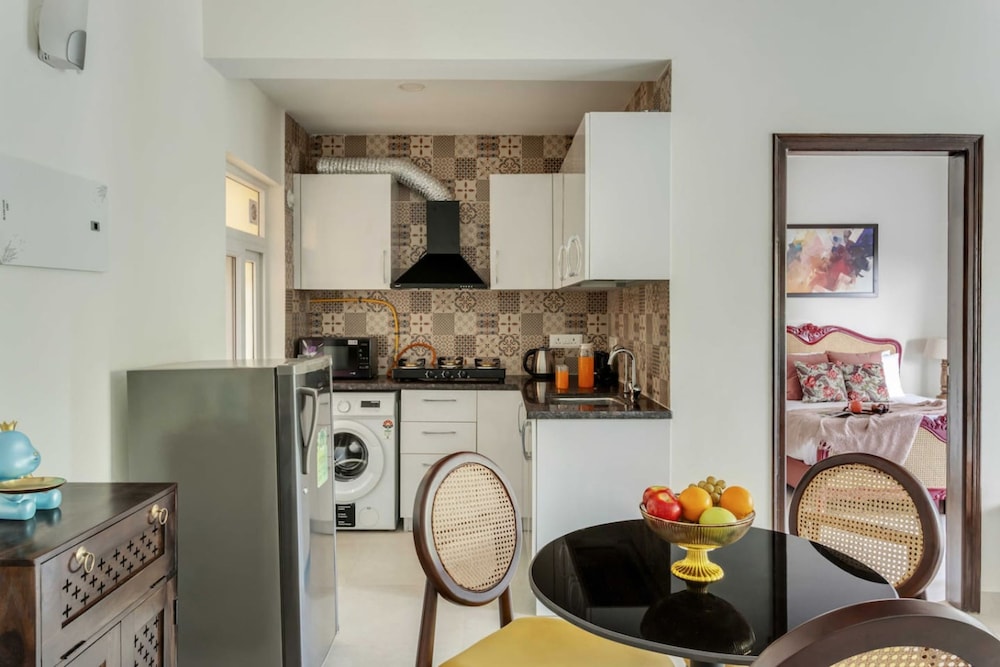1bhk w Balcony and Pool - 5 Mins to Candolim Beach