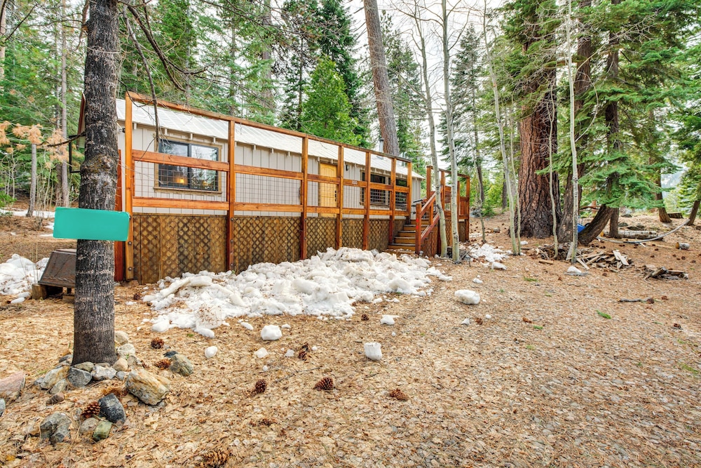 4 Mi to Lake Tahoe: Cozy Cabin w/ Deck!