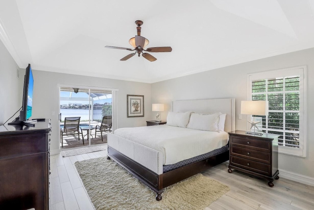 Waterfront Home With Spectacular View, Pool and spa view 4