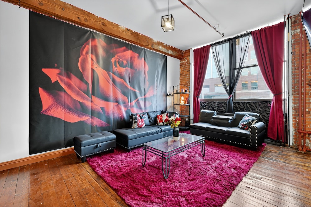 Beautiful 'rose Themed' Loft Near Downtown Detroit 1 Bedroom Apts