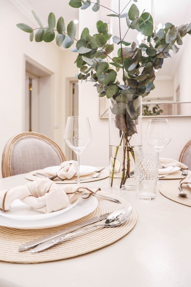 Beautiful Kensington Garden Apartment