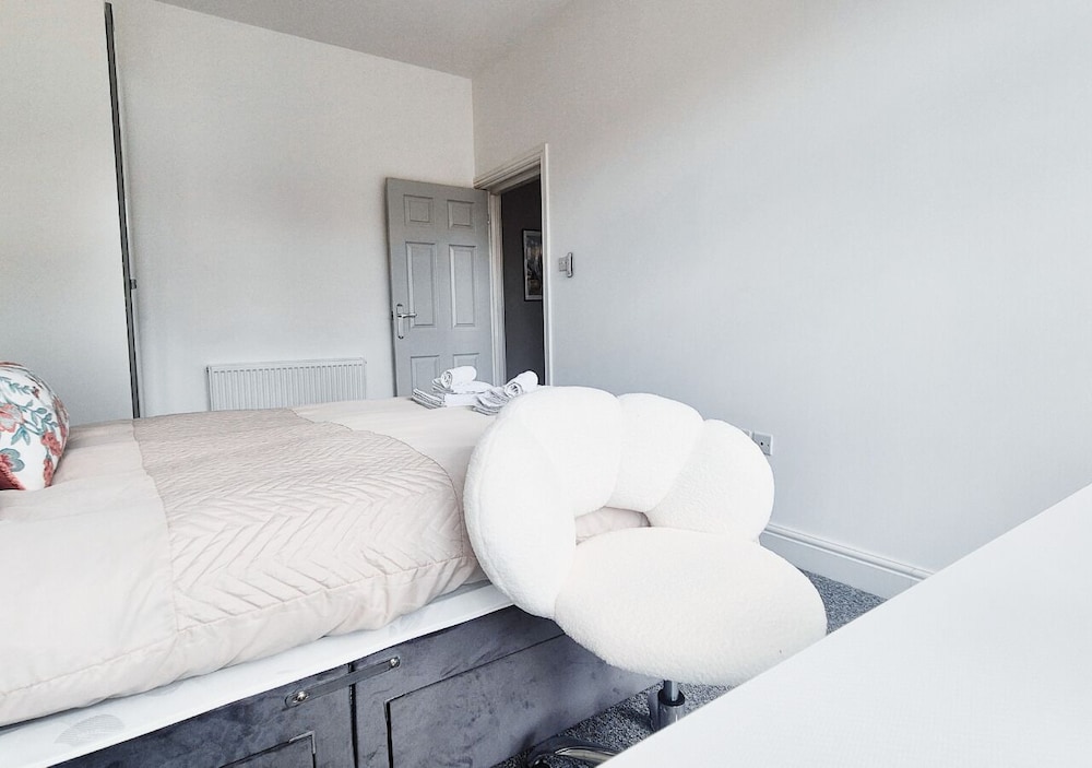 Stylish & Modern 2BR Flat