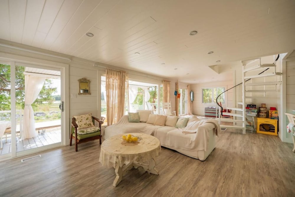 Hot Tub Waterfront Cottage - Near Sauble Beach