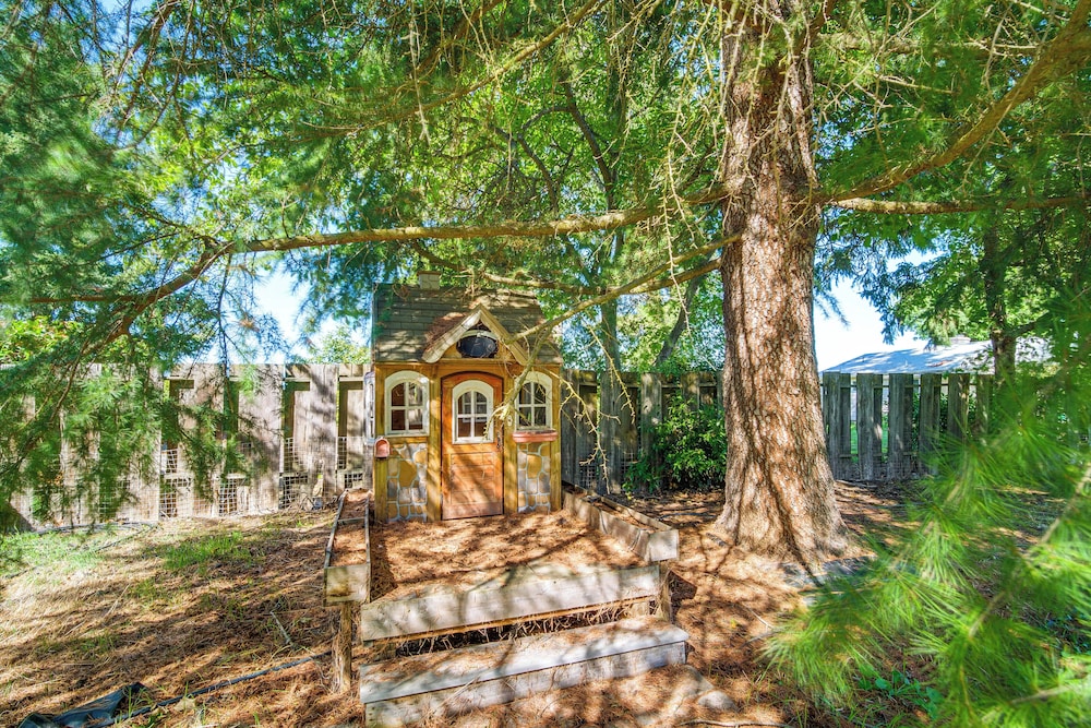 Walk to Rogue X: Medford Family Home w/ Large Yard