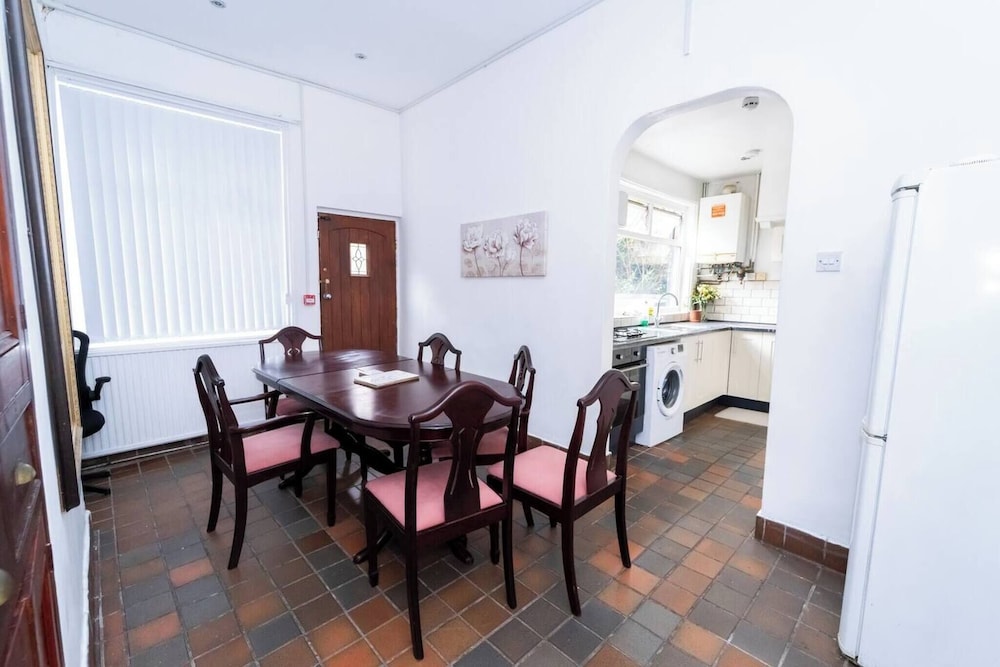 Charming Victorian Home in Heart of Leicester
