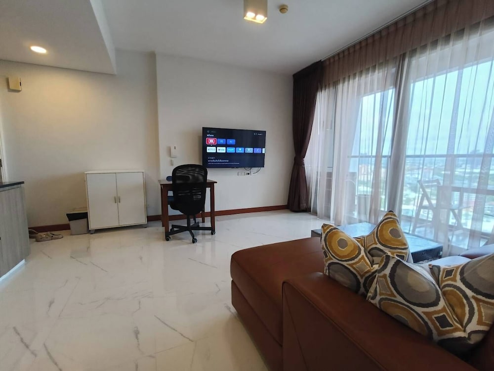 Luxury Large One Bedroom Seaview Serviced Apartment at Wongamat, Pattaya