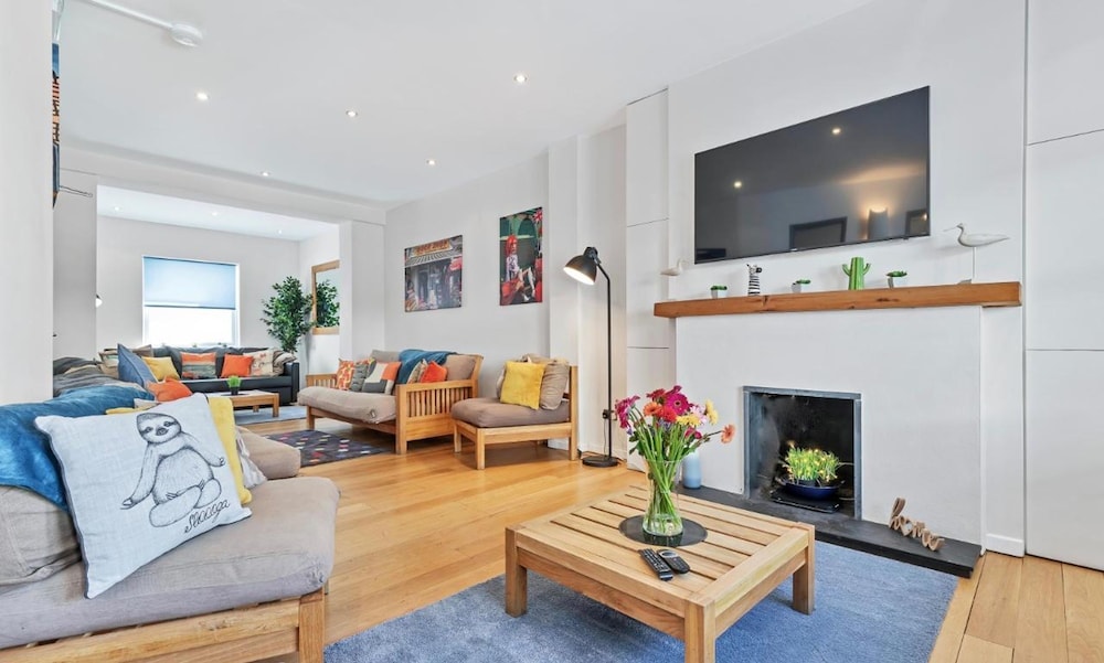 Sunshine Central House - Sleeps 22 - Super Central view 4