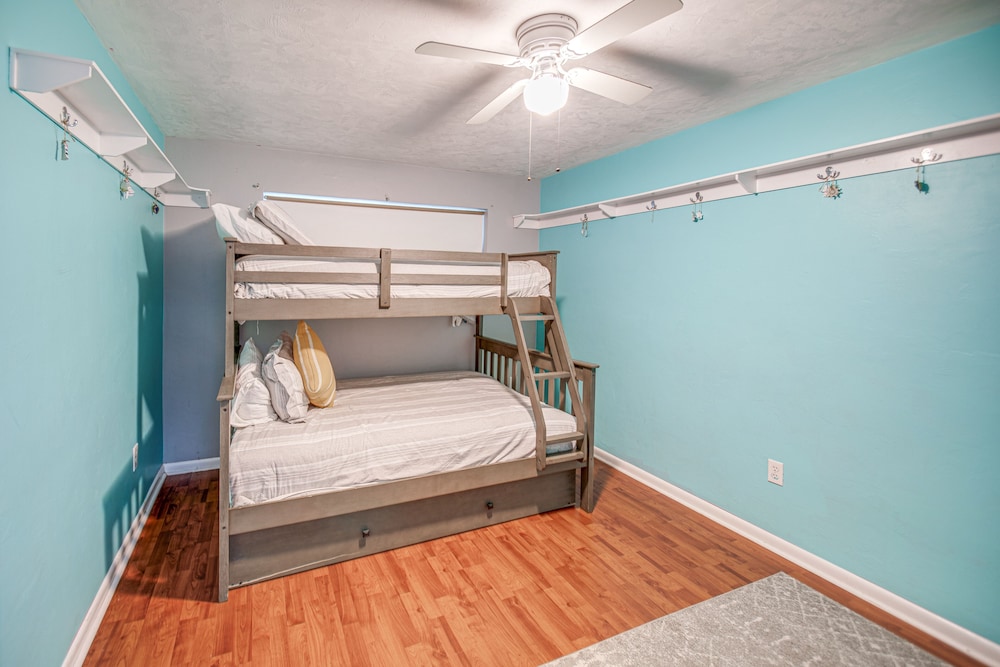 Bright Fort Myers Home w/ Pool - 9 Mi to Beach!