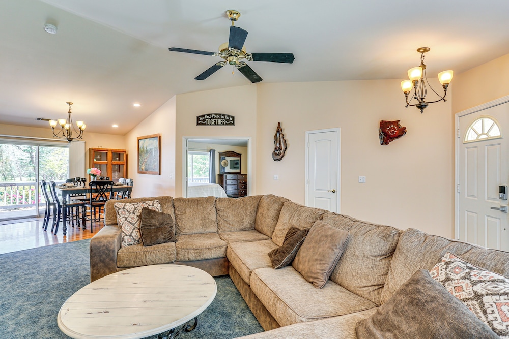 10 Mi to Redding: Serene Escape w/ Spacious Yard!