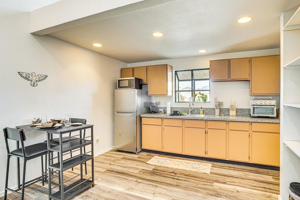 5 Mi to U of A Campus: Mtn-view Tucson Pad!