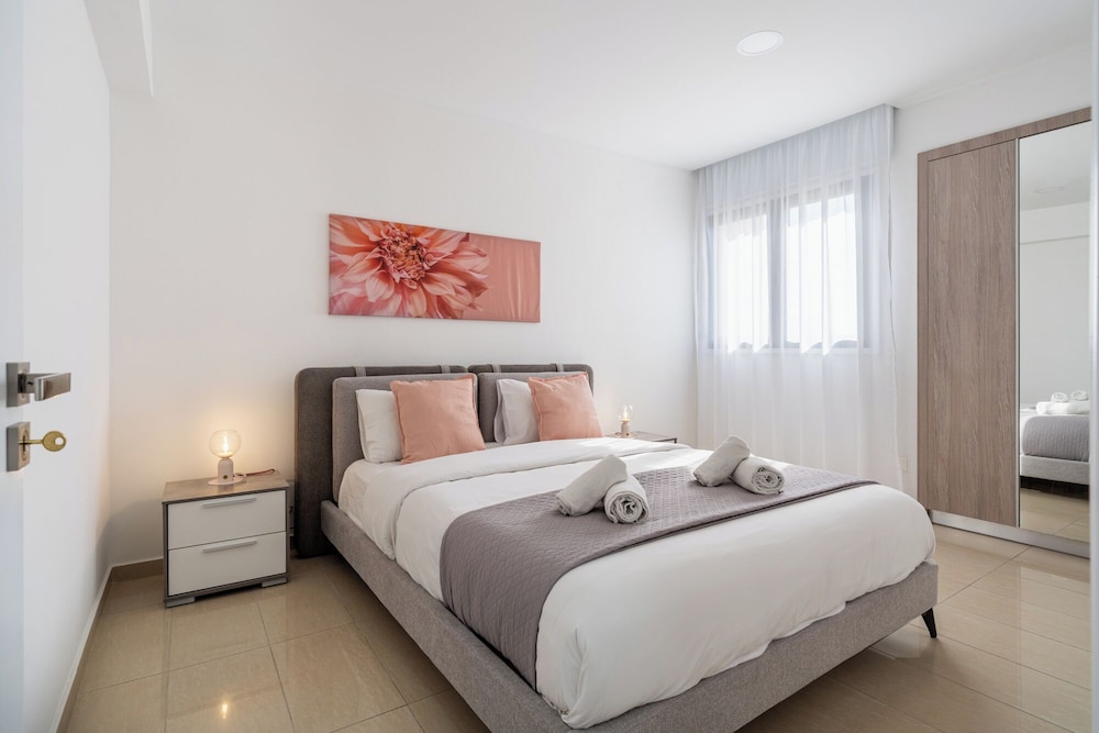 Averna - Breezy 2-BR Apt. in Larnaca