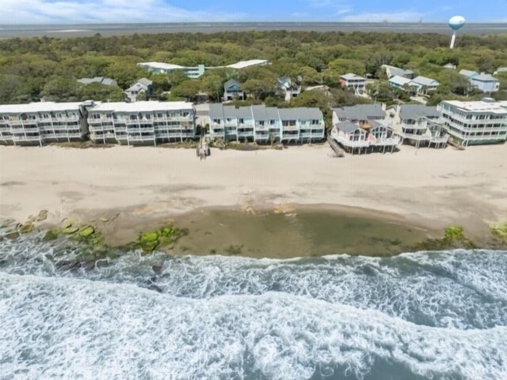 Atlantis Blue - Relaxing Beach Getaway Home Directly Across The Street From Beach Access! 5 Bedroom Home by RedAwning
