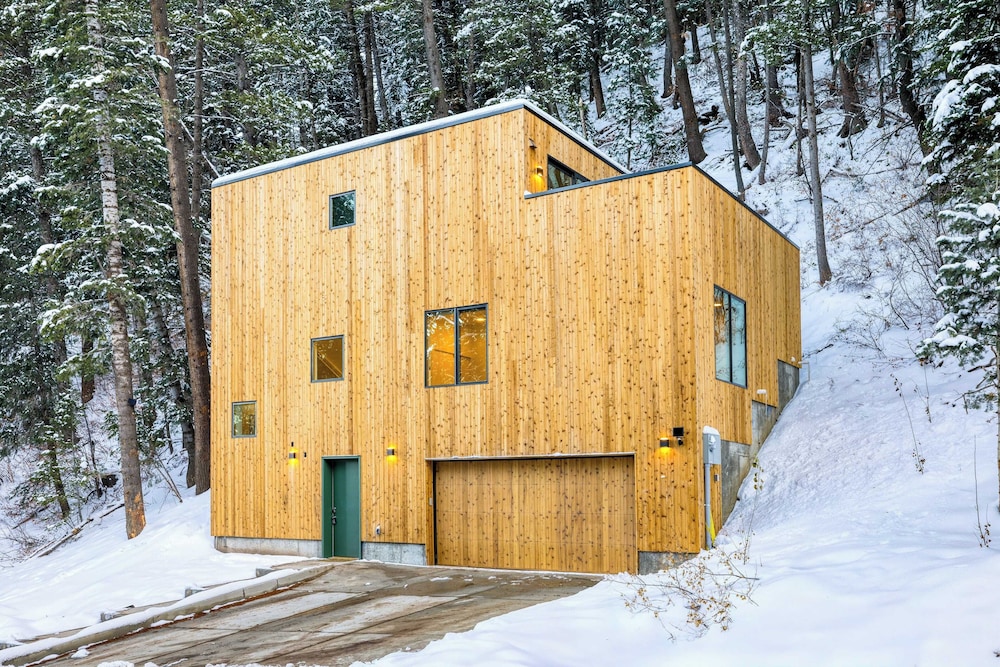 Parkview Mountain House Luxury Ski Home w/ Hot Tub Near Trails & Downtown