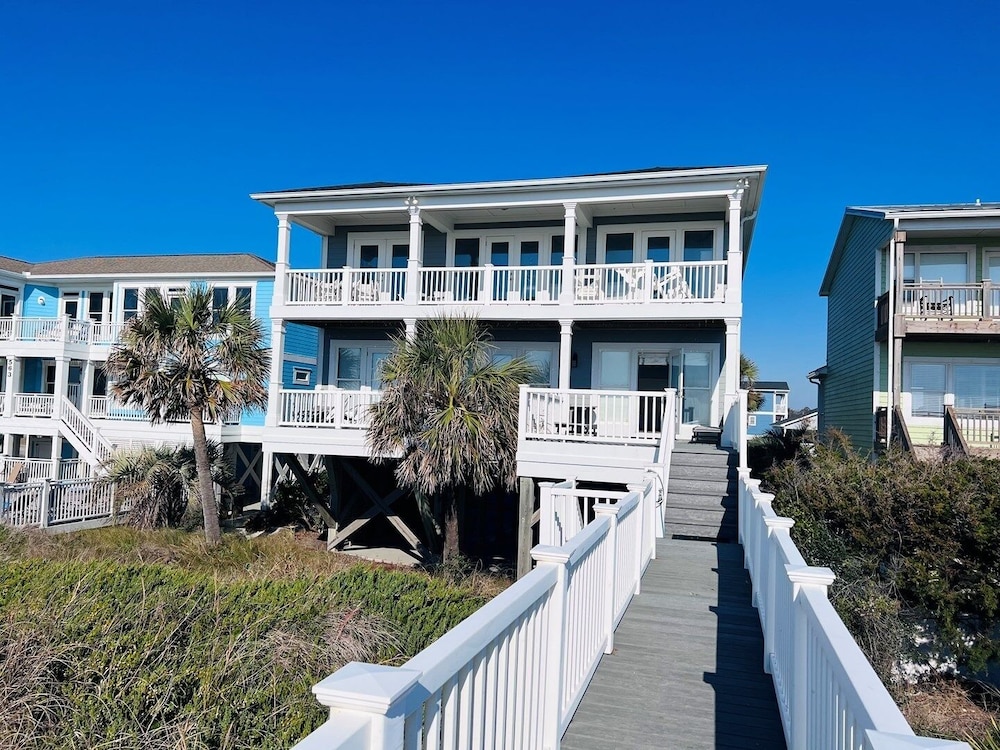 Cavu 4 Bedroom Home by RedAwning