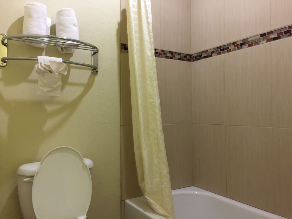 Pearsall Inn & Suites