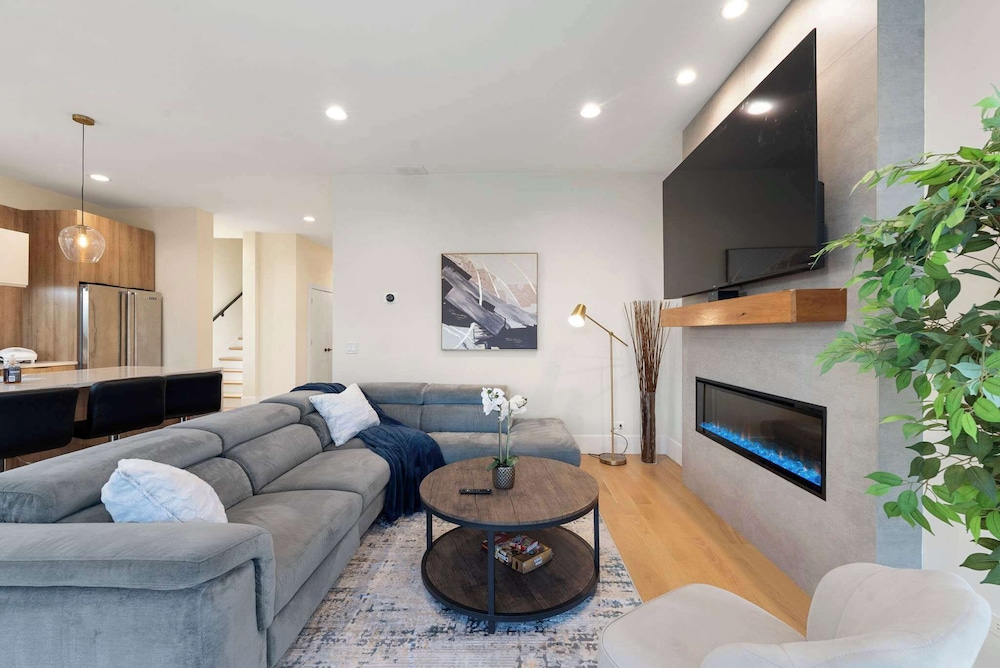 New 3bed 2bath Condo With Parking by United Center