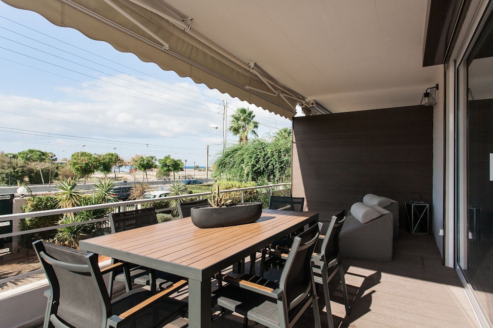 2 Level Beachfront Luxury Apt. by the Olon