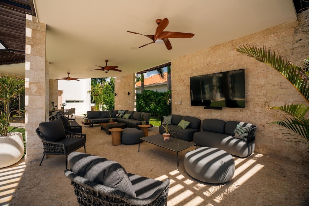 Modern 6 BDR Golf Front Villa in Luxury Beach Resort w Pool and Heated Jacuzziz
