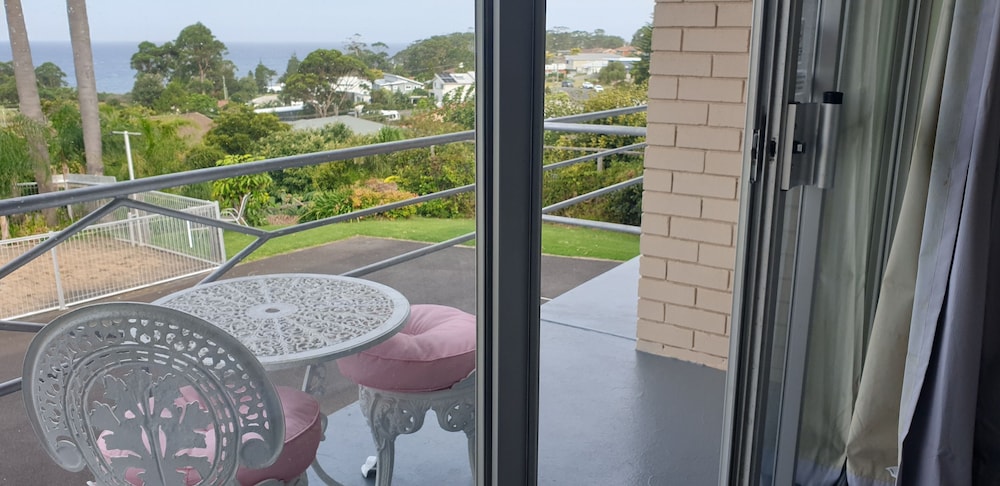 Mollymook Ocean View Motel - Welcoming Guests 18 Years and Older
