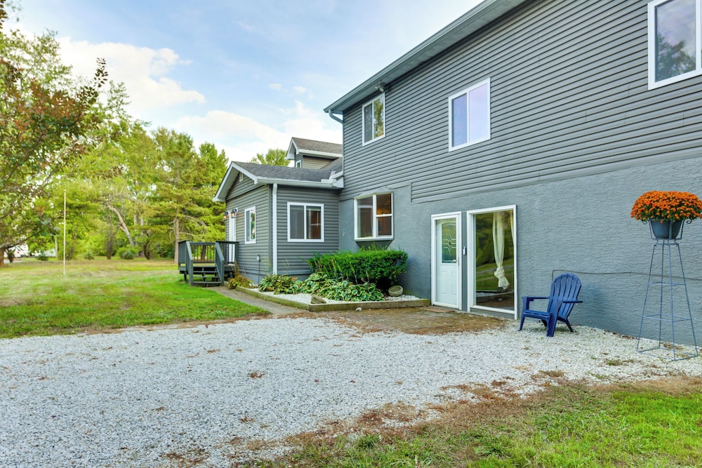 Large Yard w/ Pond: Family Retreat in New Albany!