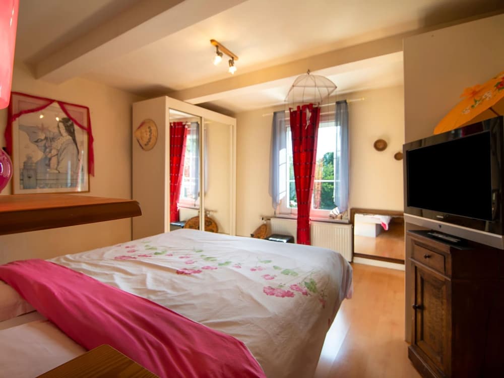 Charming Holiday Home in Houyet Near Forest view 3
