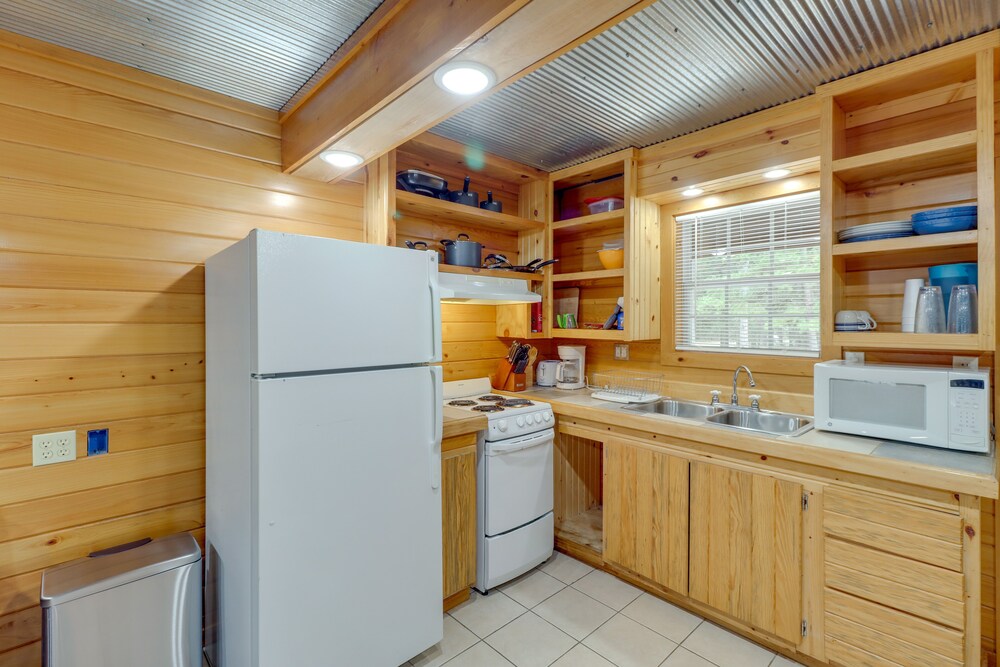 1/2 Mi to Greers Ferry Lake: Quiet Cabin w/ Porch view 4