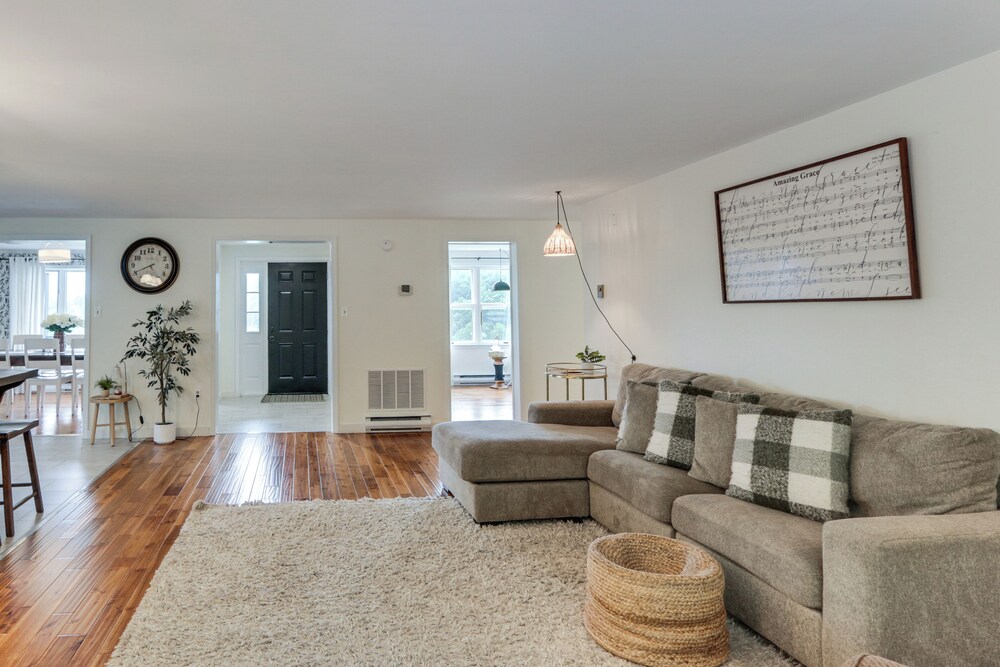 Mtn-view Pleasantville Home on 100 Acres!