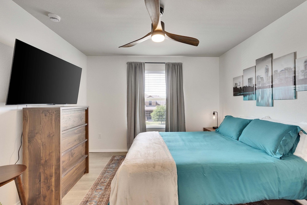 Luxury 4BR 2 5BA Home EV Charger Pool Access