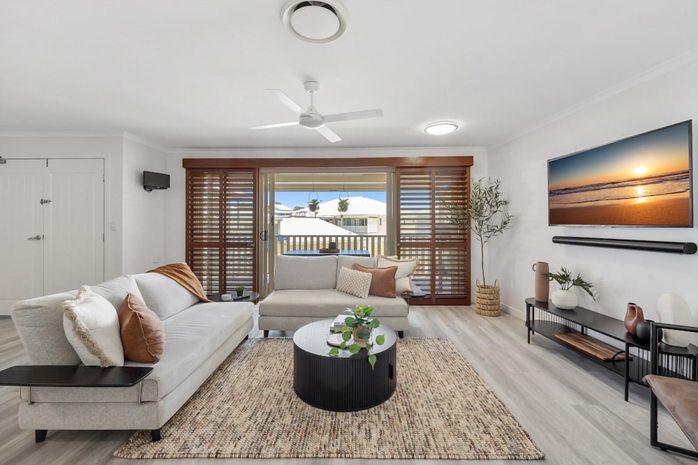 3-bed Haven With Balcony and Bbq, 5-min to Beach