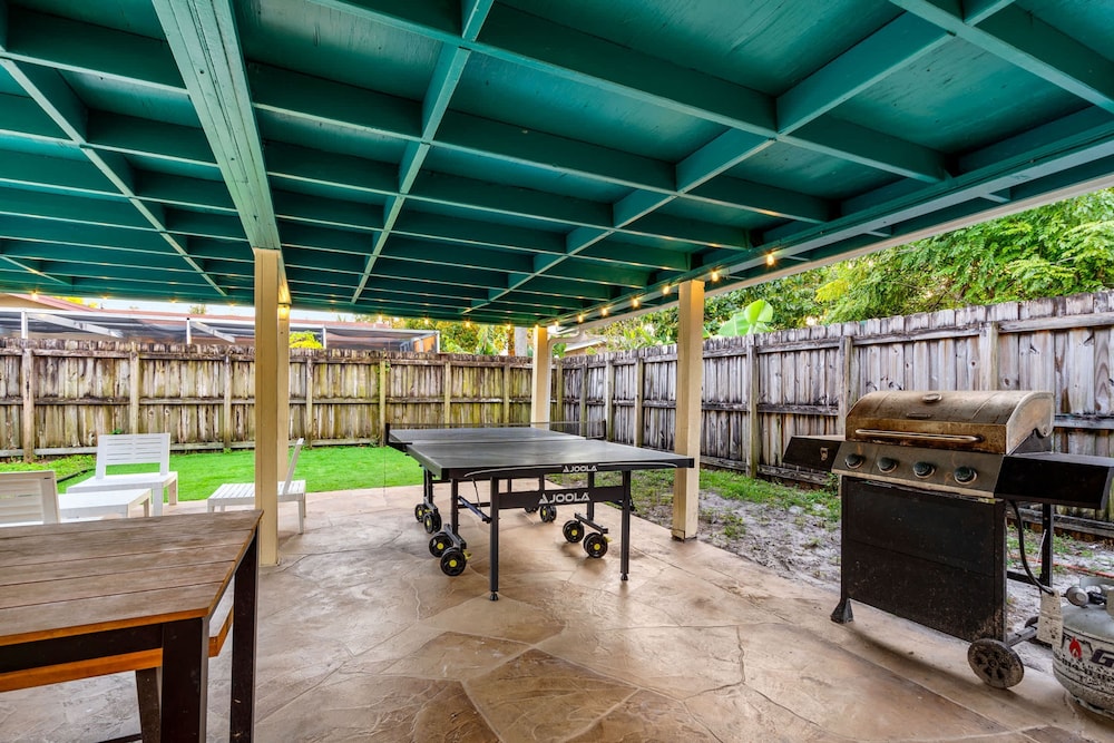 4BR With Private Pool and Game Room - Prime Location