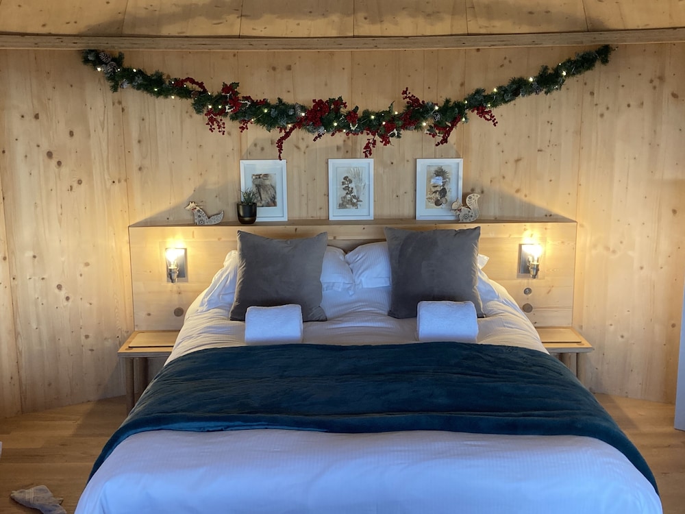 Luxury and Peaceful 1-bed Roundhouse With Hot Tub view 4