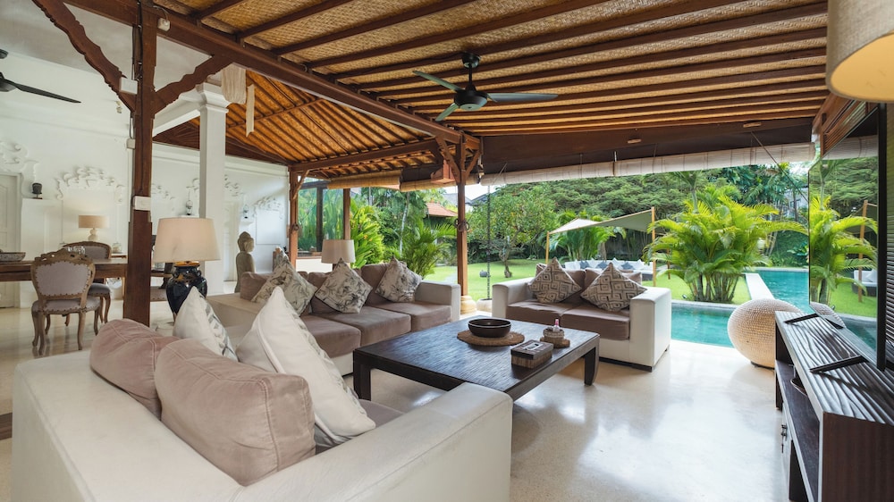 Villa Mogi by Villa Finder