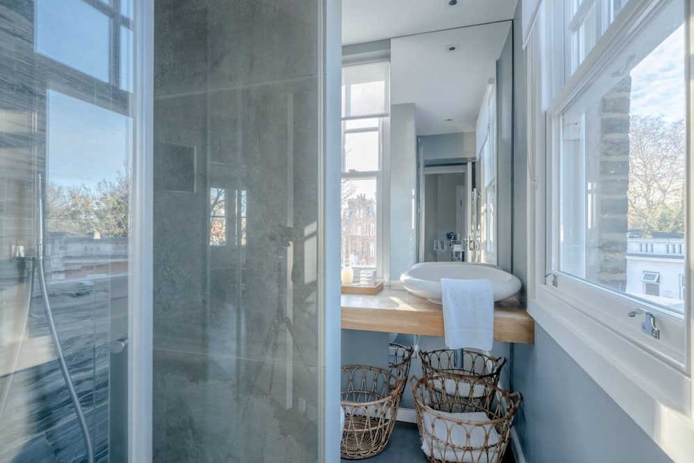 Modern and Luxurious 2 Bedroom Flat - Barons Court