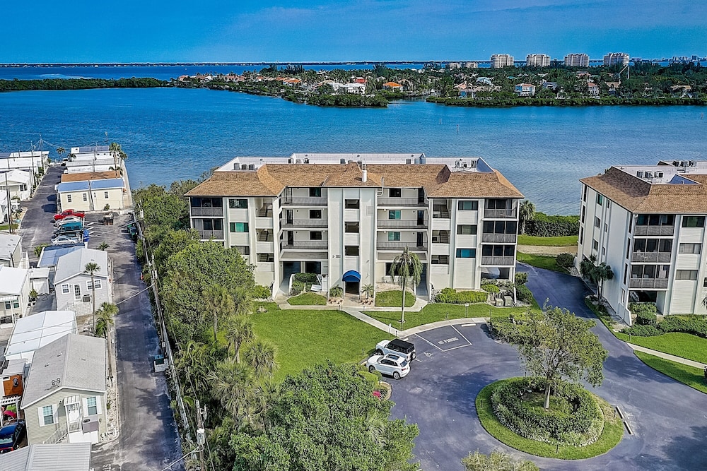 Buttonwood Bliss 2 Bedroom Condo by RedAwning view 5